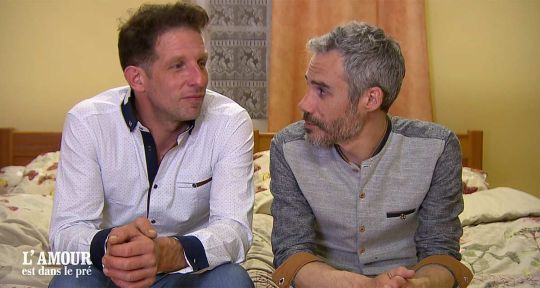 L’amour est dans le pré : Julien va très loin « J’ai super mal aux co**lles ! », la mère de Thibault choquée ? 