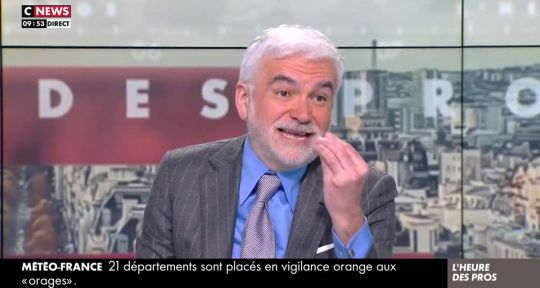L’heure des Pros : « Ça sent pas bon ! », Elisabeth Lévy quitte le plateau en direct, Pascal Praud hallucine sur CNews