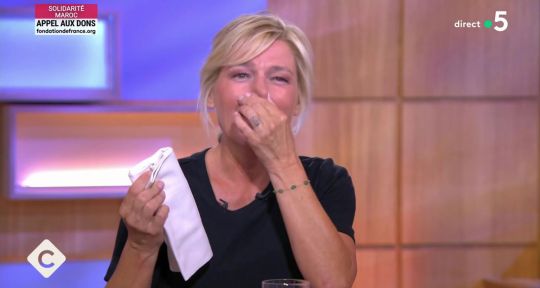 C à vous : Anne-Élisabeth Lemoine confuse, un caméraman évite une chute en direct sur France 5
