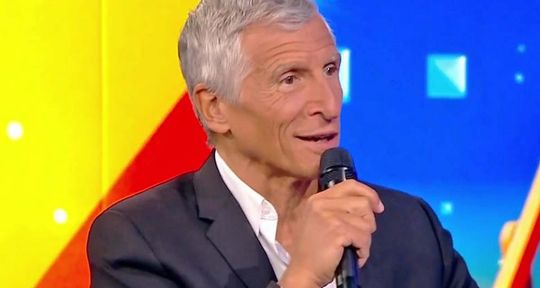 Une femme fait le grand écart devant Nagui, la séquence insolite de N’oubliez pas les paroles