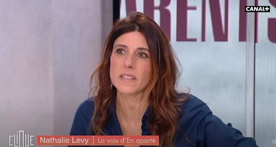 En aparté : où se cache Nathalie Lévy quand elle parle aux invités sur Canal+ ?