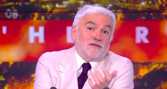 “Arrêtez avec vos téléphones, vous les éteignez tous !” Pascal Praud s’énerve en plein direct sur CNews  