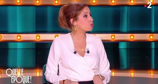 Quelle époque : Léa Salamé évite une chute, une invitée frappe Christophe Dechavanne sur France 2