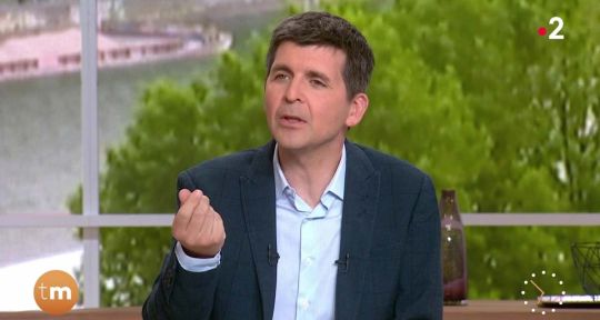 Télématin : « Vous êtes coquin ! » Julia Vignali se lâche, Thomas Sotto interrompt l’émission sur France 2