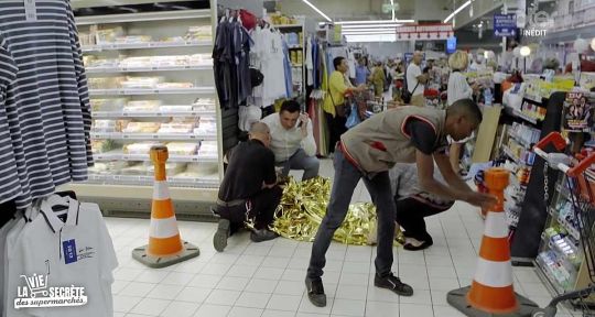 La vie secrète des supermarchés : une caissière s’effondre devant les caméras, la direction en panique sur 6ter
