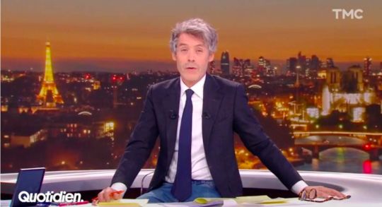 Quotidien : Yann Barthes rassure un jeune invité qui s’exprime pour la première fois