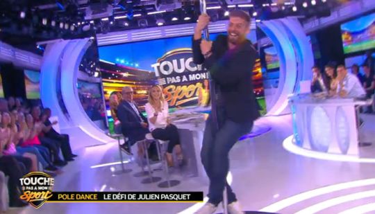 Touche pas à mon sport : avec Muriel Hurtis et le défi pole dance de Julien Pasquet, Estelle Denis frôle les 4% de part de marché