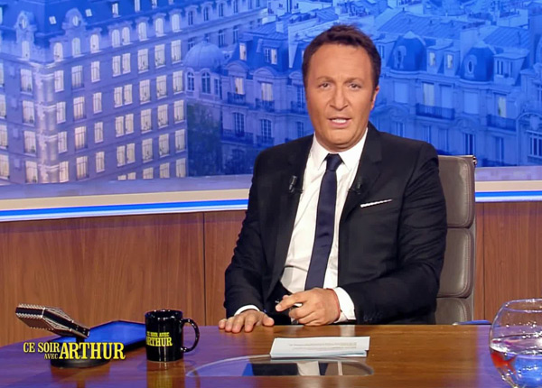 Arthur, De Caunes, Barthès, Cauet, Foucault... Qui pour le late show à la française ?