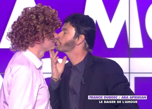 Touche pas à mon poste : succès pour le baiser entre Franck Dubosc et Ara Aprikian, le patron de D8 Touche pas à mon poste : succès pour le baiser entre Franck Dubosc et Ara Aprikian, le patron de D8