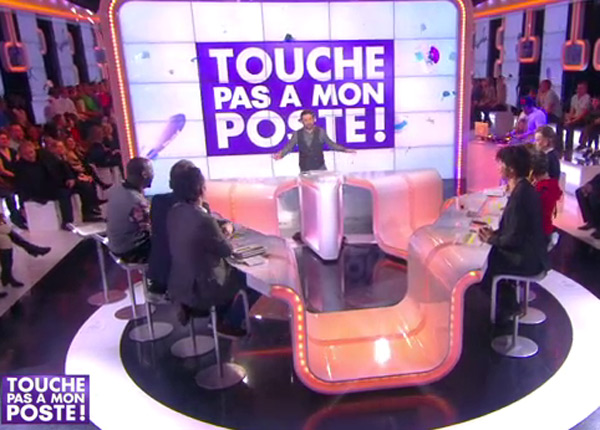 Touche pas à mon poste : Cyril Hanouna tient la chandelle entre Emmanuelle Chriqui et Manu Payet 