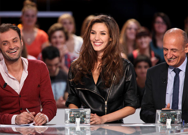 Doria Tillier annonce son départ du Grand journal par une Météo solennelle Doria Tillier annonce son départ du Grand journal par une Météo solennelle