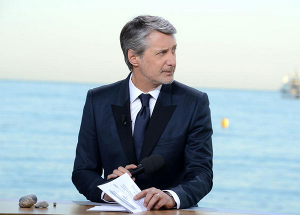 Le Grand journal : Julian Assange accorde un entretien à Antoine de Caunes