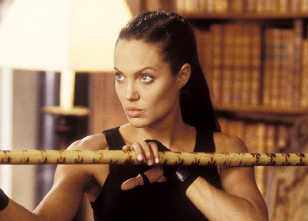 Lara Croft Tomb Raider : le berceau de la vie, Angelina Jolie face à la critique