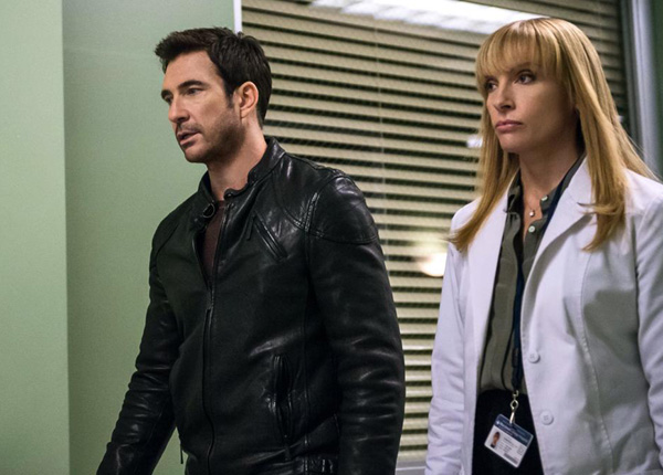 Hostages (final saison 1) : Ellen va-t-elle tuer le président ? Hostages (final saison 1) : Ellen va-t-elle tuer le président ?