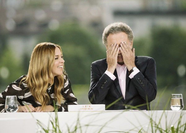 Michel Drucker : « Julie Snyder m’a spontanément embrassé sur la bouche » Michel Drucker : « Julie Snyder m’a spontanément embrassé sur la bouche »