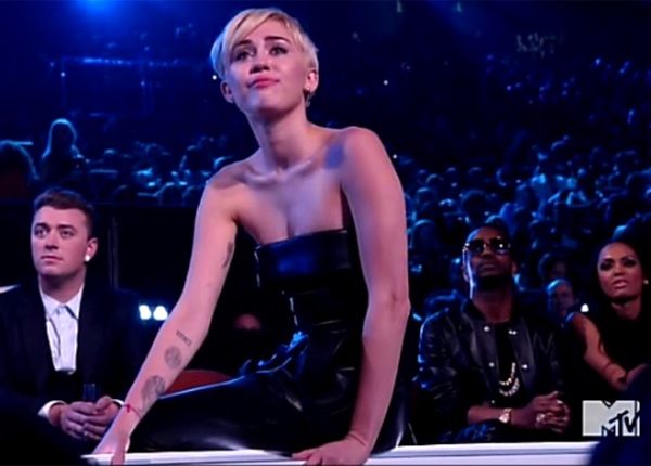 MTV Video Music Awards 2014 : Miley Cyrus fait recevoir son prix par un SDF MTV Video Music Awards 2014 : Miley Cyrus fait recevoir son prix par un SDF
