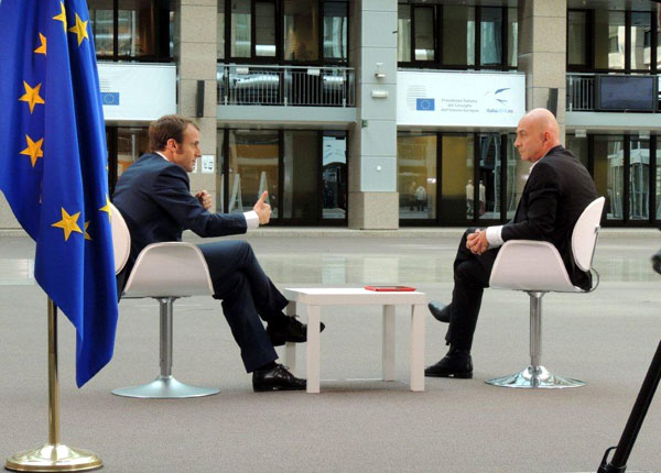 L’Angle éco : Emmanuel Macron et des fauteuils en extérieur pour la première de François Lenglet