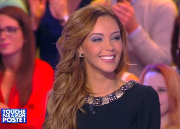 Touche pas à mon poste : Nabilla défend les candidats de télé-réalité et fait un bras d’honneur à l’adresse de Cyril Féraud Touche pas à mon poste : Nabilla défend les candidats de télé-réalité et fait un bras d’honneur à l’adresse de Cyril Féraud
