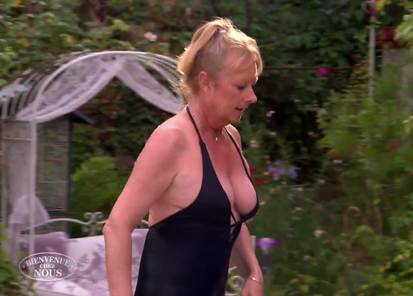 Bienvenue chez nous : le maillot affriolant de Corinne la Marquise séduit le public de TF1 Bienvenue chez nous : le maillot affriolant de Corinne la Marquise séduit le public de TF1