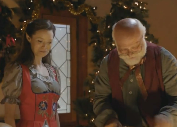 La baby-sitter de Noël : Summer Glau (Arrow) face à Eva LaRue (Les Experts : Miami) La baby-sitter de Noël : Summer Glau (Arrow) face à Eva LaRue (Les Experts : Miami)