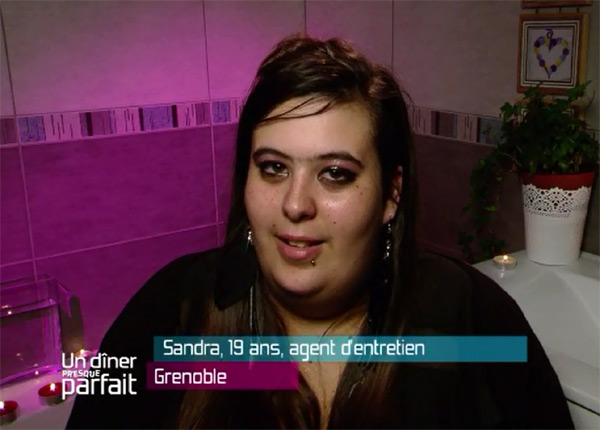 Un dîner presque parfait : Sandra aligne les critiques et se met à dos les candidats, les ménagères sur W9 Un dîner presque parfait : Sandra aligne les critiques et se met à dos les candidats, les ménagères sur W9