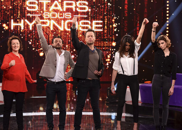 Stars sous hypnose : Anne Roumanoff, Karine Ferri et Stéphane Rousseau sous l’emprise de Messmer sur TF1 Stars sous hypnose : Anne Roumanoff, Karine Ferri et Stéphane Rousseau sous l’emprise de Messmer sur TF1