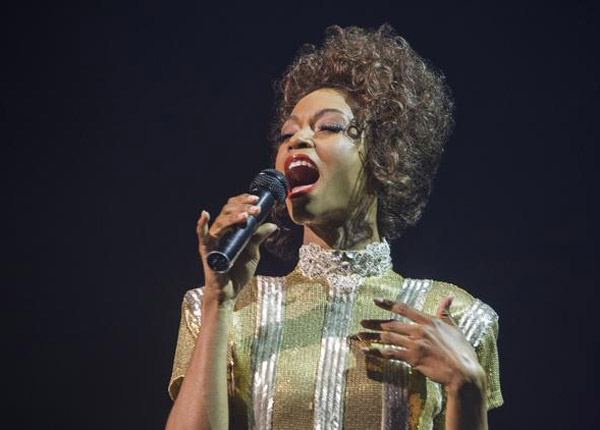 Whitney Houston : large succès pour le biopic, la famille de la chanteuse monte au front 