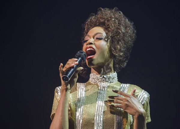 Whitney Houston : large succès pour le biopic, la famille de la chanteuse monte au front Whitney Houston : large succès pour le biopic, la famille de la chanteuse monte au front