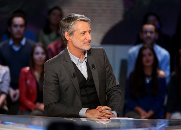 Le Grand journal : Antoine de Caunes rempile pour une saison supplémentaire