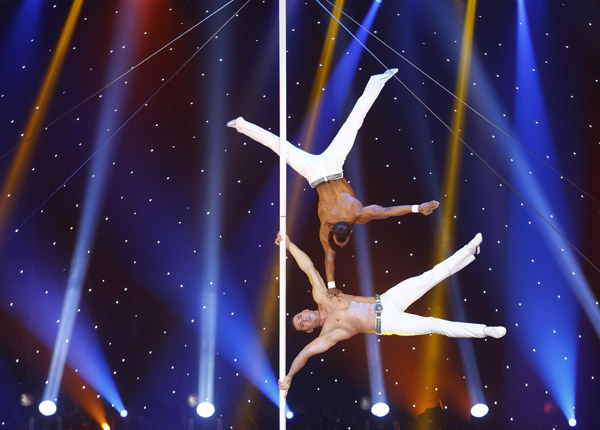 Le plus grand cabaret du monde : Jean-Luc Reichmann, Arnaud Tsamère et Ingrid Chauvin face à The Voice Le plus grand cabaret du monde : Jean-Luc Reichmann, Arnaud Tsamère et Ingrid Chauvin face à The Voice