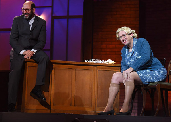 Les Enfoirés 2015 : les fesses de Dany Boon et Mme Doubtfire, le clou du spectacle sur TF1