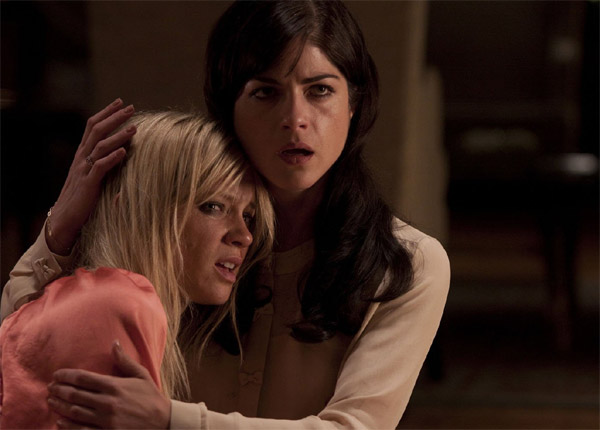 Prisonnière de la peur (D17) : Selma Blair, traquée, après son baiser avec Sarah Michelle Gellar Prisonnière de la peur (D17) : Selma Blair, traquée, après son baiser avec Sarah Michelle Gellar
