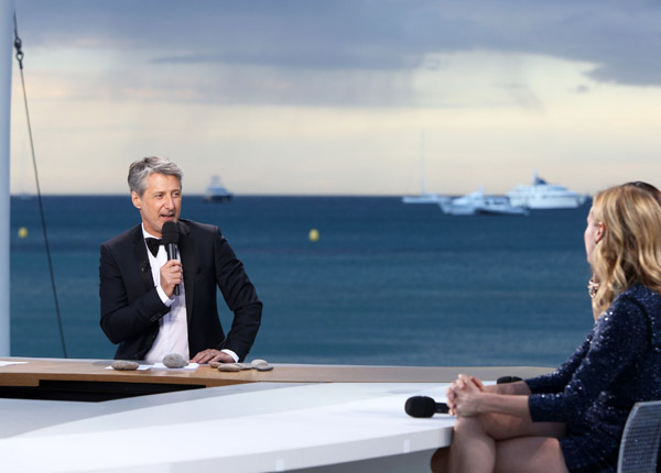 Exit Salut les Terriens et Thierry Ardisson, Le Grand journal d’Antoine de Caunes s’installe le samedi en access