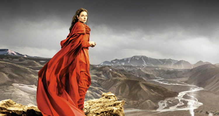 La fille du désert (TF1) : Ian Glen (Game Of Thrones) mène la vie dure à Rebecca Ferguson, à la place des Feux de l’amour