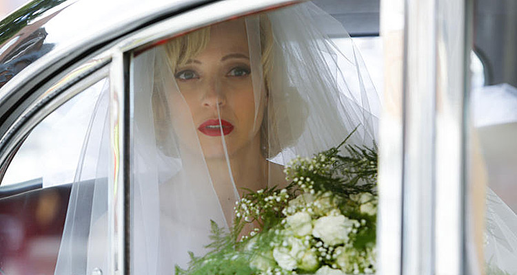 Élodie Frenck (Les petits meurtres d’Agatha Christie) : « Marlène espère encore » se marier avec Laurence