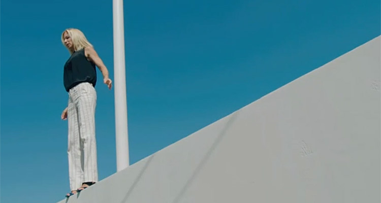Plus belle la vie (spoiler) : Céline face au suicide, un fantôme hante le lycée Scotto Plus belle la vie (spoiler) : Céline face au suicide, un fantôme hante le lycée Scotto