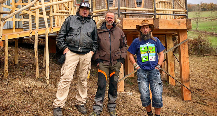 Constructions sauvages (RMC Découverte) : Arnaud, Attila et Manu défient le temps pour bâtir des « cabanes extrêmes »