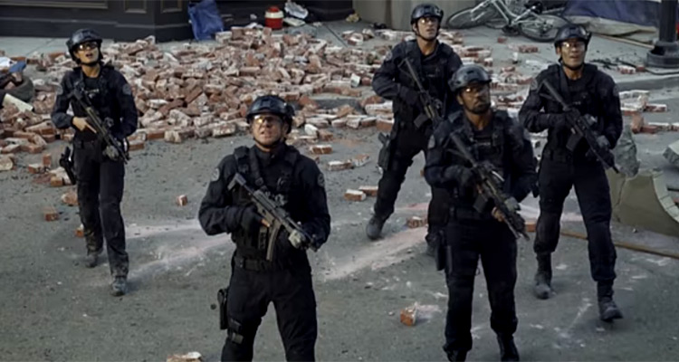 SWAT (saison 2, TF1) : Hondo (Shemar Moore) et l’unité menacés, avant le passage de relais à Hank Voight et Jay Halstead
