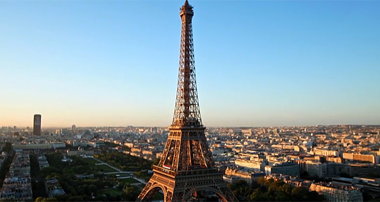 Les 130 ans de la Tour Eiffel : Stéphane Bern et Marie-Sophie Lacarrau avec Nathan Paulin, Mika, Marc Lavoine, Chimène Badi, Mireille Mathieu…