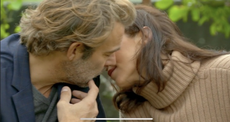 Les Mystères de l’amour (spoiler) : Nicolas embrasse Jeanne, le secret de Cathy percé