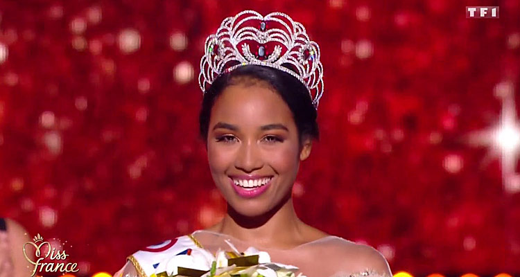 Miss France 2020 : Clémence Botino (Miss Guadeloupe) gagnante de la couronne face à Lou Ruat (Miss Provence) 