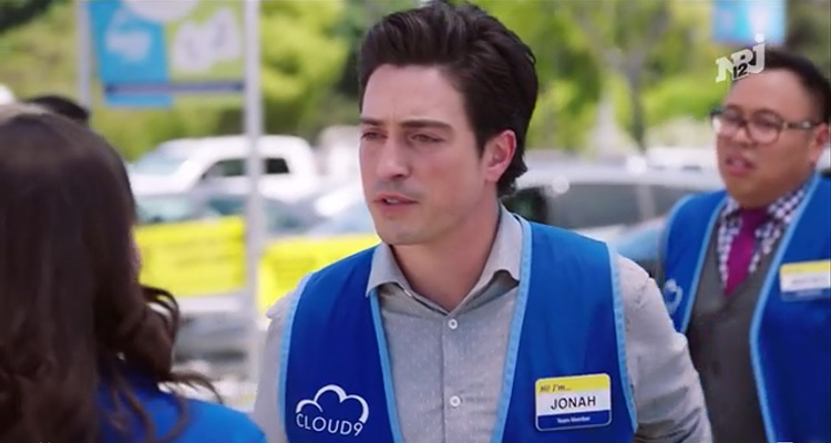 Superstore (NRJ12) : Ben Feldman (Jonah) et Amy (America Ferrera) prolongent le succès avant la saison 3 de The Young Sheldon 