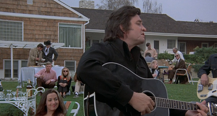 Columbo (TMC) : drogue, addiction... pourquoi Johnny Cash se fond dans sa réalité face à Peter Falk dans « Le chant du Cygne » ?