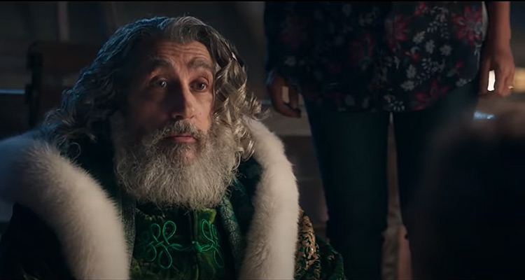 Santa & Cie (France 2) : pourquoi Alain Chabat joue-t-il un Père Noël vert et non rouge et blanc ?