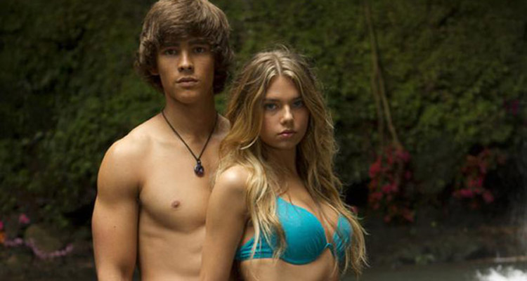 Les Naufragés du lagon bleu (TF1) : Indiana Evans (Summer Bay, H2O) en pleine romance sous l’œil de Denise Richards 