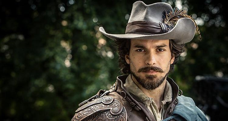 Santiago Cabrera (The Musketeers / TMC) : « Aramis explore des territoires dangereux avec Adèle, il ne pourrait pas être prêtre »