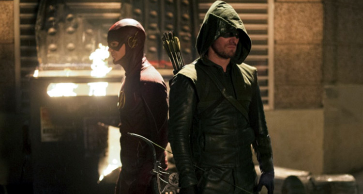 Arrow vient en aide à Flash pour combattre Rainbow Raider