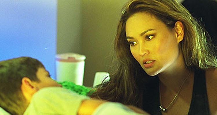 Ma famille à tout prix : Tia Carrere (Sydney Fox l’aventurière) doit sauver Richard Burgi (Desperate Housewives) ou sa fille sur D8