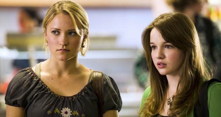 Le mur de l’humiliation : la tentative de suicide controversée d’Emily Osment (Hannah Montana) face à Kay Panabaker (Super Hero Family) sur M6 