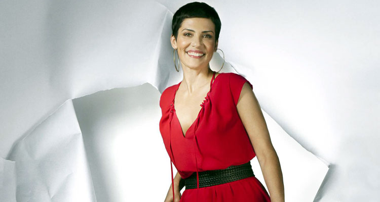 Les Reines du Shopping : Cristina Cordula glamour en robe rouge sur M6